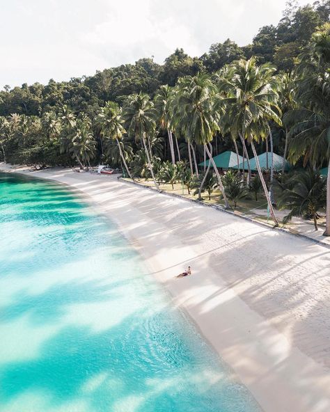 The beaches in Port Barton are 10 times less crowded than the ones in El Nido. @loris_faedda had this gem almost the whole day to himself 😍… Philippines Beaches, Travel Pictures Poses, Travel Photography Inspiration, Philippines Travel, Palawan, Unique Homes, Best Places To Travel, Travel And Leisure, Places Around The World