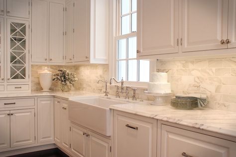 Love the Calcutta Gold Marble & Cream Kitchen.This is the backsplash and counter top I WANT! Backsplash Decor, Creative Kitchen Backsplash, Kitchen With White Cabinets, White Kitchen Backsplash, White Tile Backsplash, Classic White Kitchen, Kabinet Dapur, Herringbone Backsplash, Subway Tile Kitchen