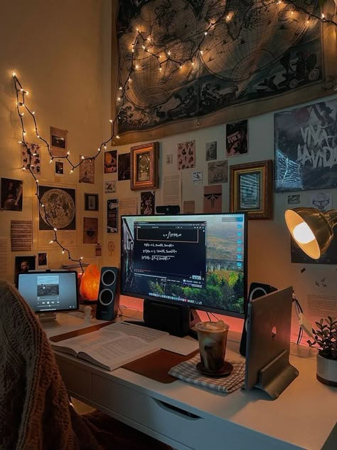 Computer Setup Aesthetic, Cute Gaming Setup, Cute Gaming, Bedroom Ideas For Small Rooms Cozy, Cozy Desk, Cosy Room, Pc Setups, Bedroom Setup, Desk Setups