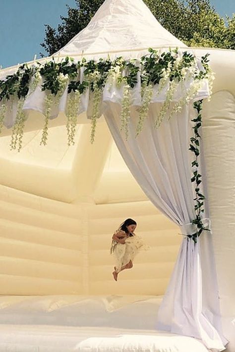 Couples Are Renting Bouncy Castles for Their Weddings, and Please (Pretty Please) Invite Us #purewow #bride #planning #trends #news #wedding #couple 23rd Birthday Party Ideas, Couple Trends, Dolce Vita Wedding, Bohemian Veils, Geode Cakes, Heels For Wedding, Bouncy Castles, Bride Planning, Wedding Lookbook