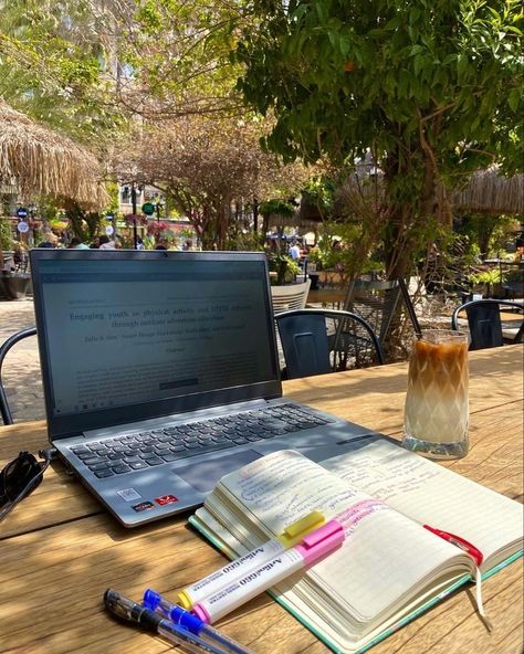 Study Places Public, Studying In Summer, Summer Study Motivation, Summer Studying Aesthetic, Summer Study Aesthetic, Coffee While Studying, Studying At Cafe, Studying In A Cafe, Studying Outside