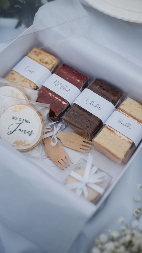 Wedding Food Boxes, Cake Tasting Box Ideas, Wedding Cake Box, Wedding Cake Samples, Cakes Packaging, Mini Cake Slices, Dessert Boxes Ideas, Cake Box Wedding, Cake Samples Ideas