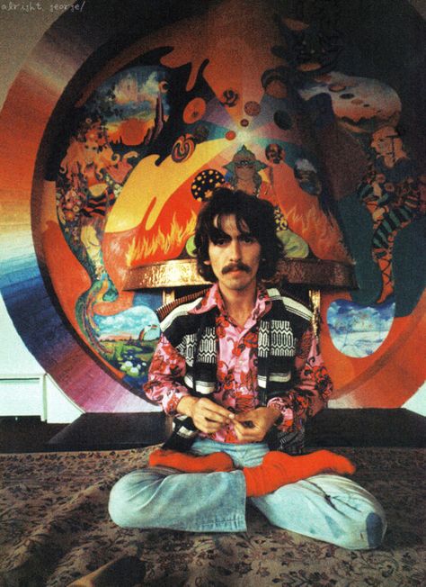 George practiced meditation often and had a specific area for it at his homes. George Harrison Young, Stuart Sutcliffe, Klopp Liverpool, Beatles George Harrison, Pattie Boyd, Beatles George, Mode Hippie, Swinging Sixties, This Is Your Life