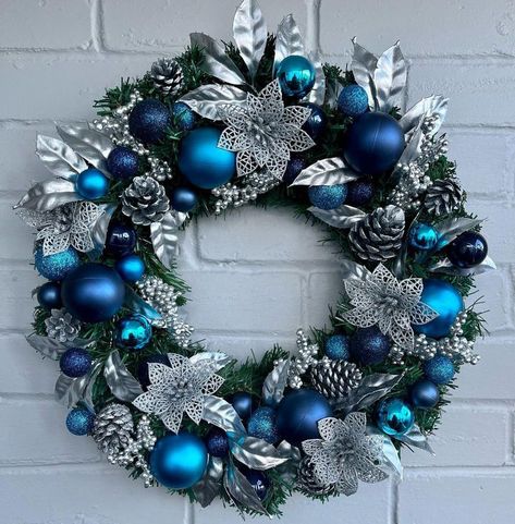 Blue Christmas Tree Decorations, Christmas Tree Inspo, Blue Christmas Decor, Christmas Candle Decorations, Holiday Deco, Easy Christmas Wreaths, Blue Christmas Tree, Winter Wonderland Christmas, Xmas Wreaths