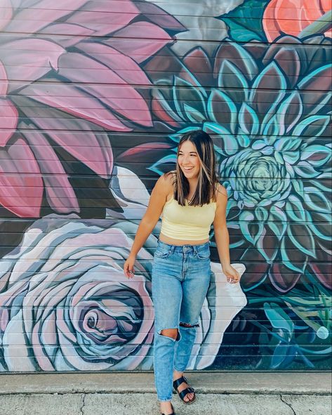 Wall Mural Photoshoot, Poses In Front Of Wall Art, How To Pose In Front Of A Mural, Posing In Front Of Mural, Mural Pictures Poses, Wall Instagram Pictures, Poses In Front Of Wall, Wall Poses Instagram, Mural Photoshoot Poses