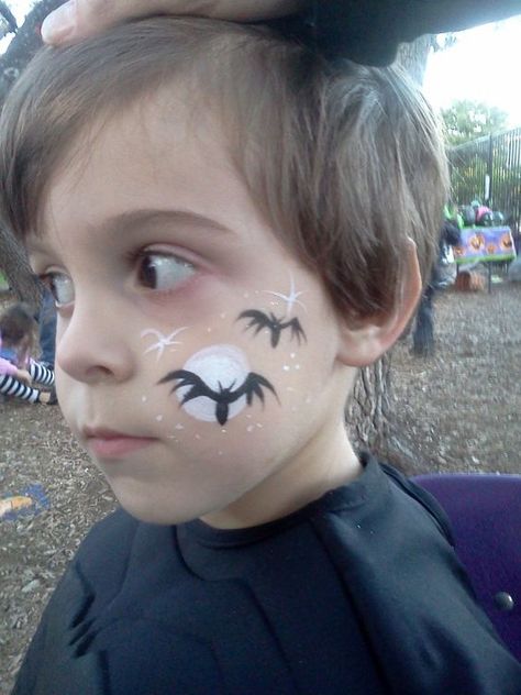 Pintura de cara: luna murciélagos. Cheek Painting, Bat Face Paint, Halloween Face Paint Ideas, Kids Halloween Face, Face Painting Halloween Kids, Easy Halloween Face Painting, Halloween Makeup For Kids, Maquillage Halloween Simple, Halloween Face Paint