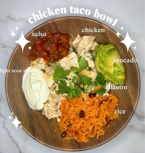 Fuel your body with this nutritious and delicious low-calorie chicken taco bowl when you’re in a hurry! 🌮🥑✨ ✨308 cals| 20.6g protein| 27.7g carbs • • Ingredients: - 1/2 serving spicy Mexican style rice 🍚 - 2 1/2 oz rotisserie chicken 🍗 - 1 cup romaine lettuce 🥬 - 2 tbsp light sour cream - 2 tbsp salsa - 1/4 avocado 🥑 - 1 tbsp cilantro 🌿 - 1 serving hot sauce Spicy Low Calorie Meals, Chicken Taco Bowl, Mexican Style Rice, Chicken Taco Bowls, Low Calorie Chicken, Taco Bowl, Cilantro Rice, High Protein Low Calorie, Taco Bowls