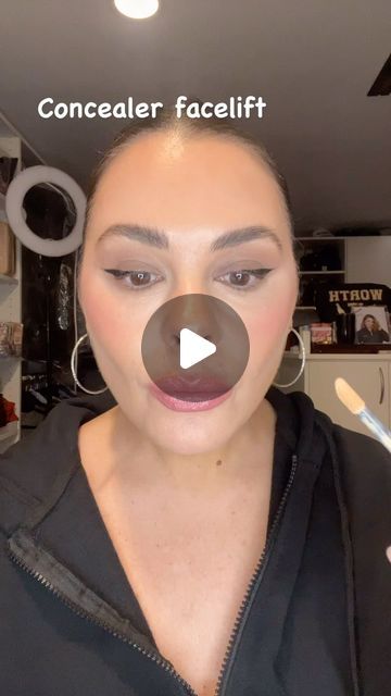 Erica Taylor on Instagram: "As a traditionally trained artist I use makeup techniques to enhance volume and create the look of a fuller refreshed face  #concealer #hack #makeuphack #concealerhack #matureskin #over40 #over50 #over35 #makeupover40 #ericataylor #fyp #makeuplift #facelift #fyp #kohgendo" Instant Face Lift Makeup, Makeup For Over 40 How To Apply, How To Hide Jowls With Makeup, Conturing Makeup Face, Concealer Tips How To Apply, Makeup Facelift, Concealer Hacks, Facelift Makeup, Conturing Makeup