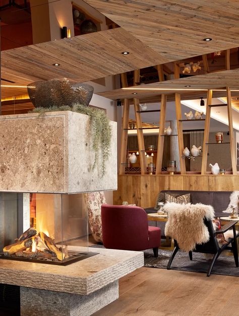 Chalet Restaurant Design, Mountain Hotel Lobby, Ski Restaurant, Ski Lodge Interior, Alpine Restaurant, Alpine Hotel, Bar Reception, Hotel Lobby Design, Wellness Hotel