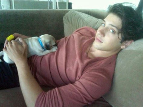 Chris Galya with a puppy. Chris Galya Jessie, Chris Galya, Jake T Austin, Disney Jessie, Lost My Head, Nerdy Guys, Finn Stranger Things, Sam And Cat, Dog Best Friend