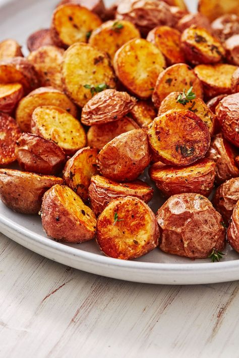 Roasted Red Potatoes Get Perfectly Crispy Every TimeDelish Meeting Breakfast Ideas, Different Ways To Cook Potatoes, Crispy Red Potatoes, Ways To Cook Potatoes, Xmas Dinner Ideas, Side Dish Casseroles, Christmas Lunch Ideas, September Meals, Yummy Potatoes