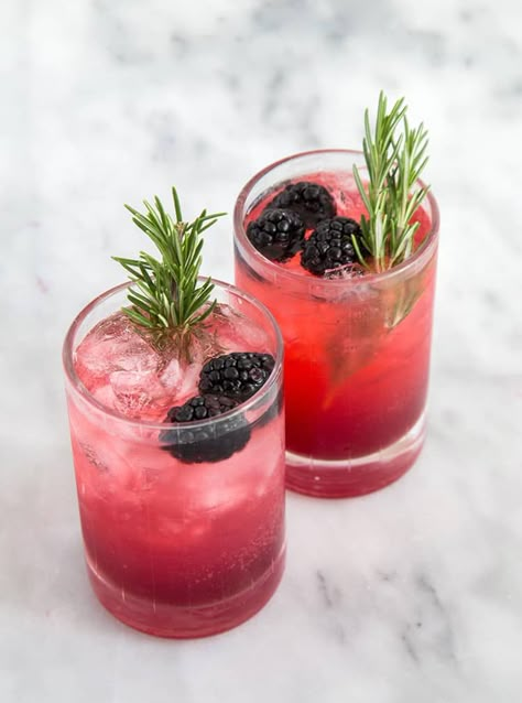 Holiday Vodka Cocktails, Fancy Cocktails Recipes, Blackberry Cocktail, Rosemary Cocktail, Berry Cocktail, Lemon Soda, Blackberry Syrup, Colorful Drinks, Refreshing Cocktail