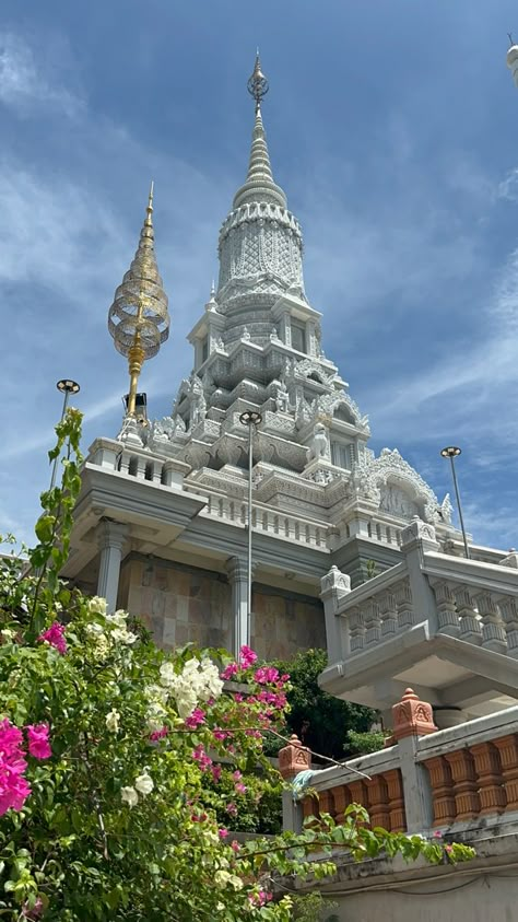 #cambodia #phnompenh #temple #white #flowers #aesthetic White Flowers Aesthetic, Phnom Penh Cambodia, Cambodia Travel, Africa Do Sul, Flowers Aesthetic, Dream Travel Destinations, Phnom Penh, Travel Goals, Travel Inspo