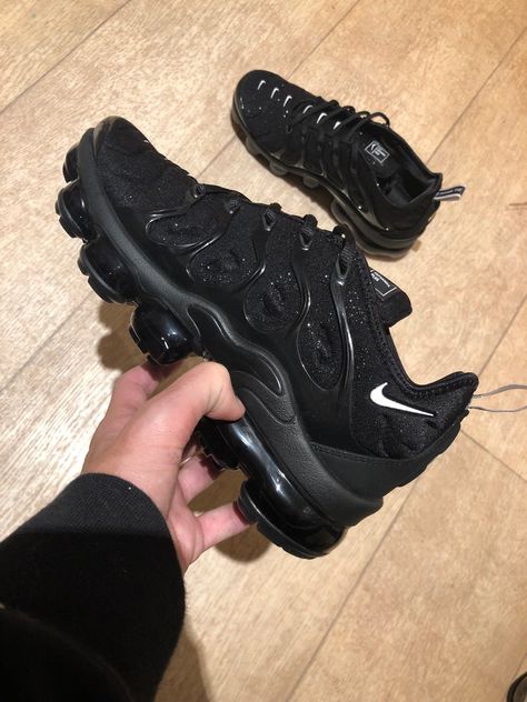 Nike Vapormax Plus, Shoes Glitter, Black Nike Shoes, Jordan Shoes Girls, Kicks Shoes, Nike Vapormax, Shoes Sneakers Jordans, Nike Air Shoes, Fresh Shoes