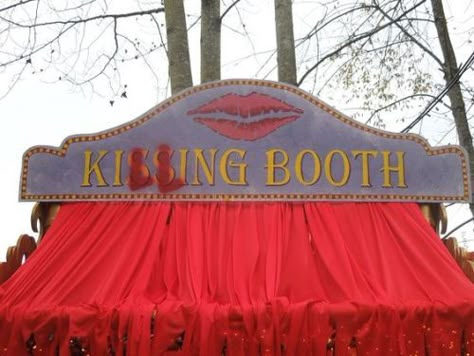 Kissing / killing carnival booth Scary Carnival, Sara Fabel, Haunted Circus, Haunted Carnival, Deadly Nightshade, Creepy Carnival, Halloween Circus, Harleen Quinzel, Halloween Forum