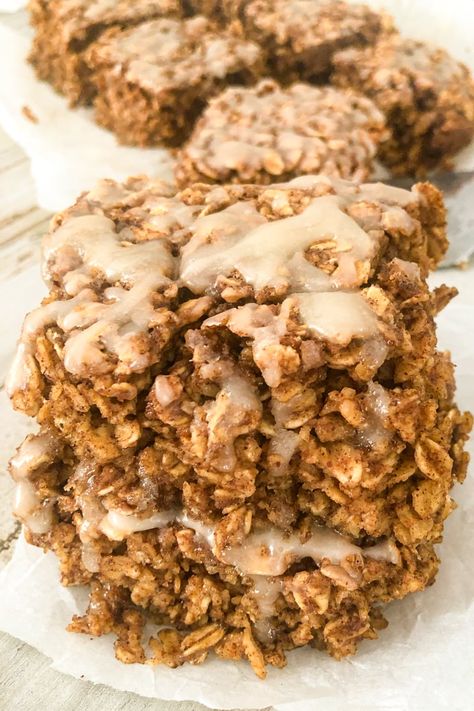 Cinnamon Roll Oatmeal | Modernmealmakeover.com Cinnamon Roll Granola, Cinnamon Roll Baked Oatmeal, Raspberry Poke Cake, Cinnamon Roll Oatmeal, New Breakfast Ideas, Taco Soup Recipe Easy, Mexican Soup Recipes, Baked Oatmeal Healthy, Cinnamon Roll Bake