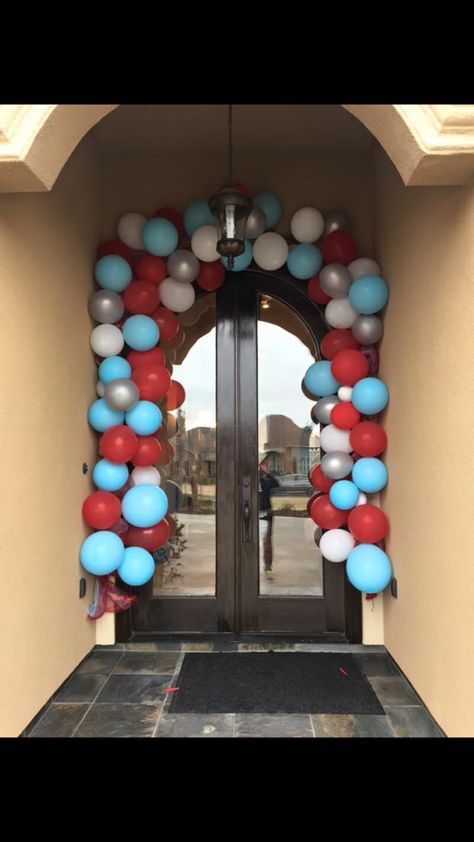 Balloon decoration front door Balloon Door Decorations, Balloon Door, Baby Elephants, Balloon Arrangements, Entrance Design, Shower Baby, Baby Elephant, Ornament Wreath, Birthday Balloons