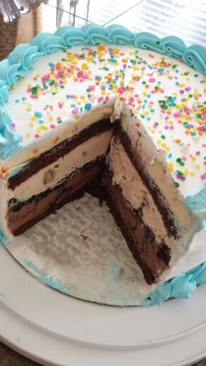 Carmen's 1st ice cream cake! Preppy Ice Cream Cake, Ice Cream Cake Aesthetic, Ice Cream Cake Birthday, Birthday Ice Cream Cake, Ice Cream And Cake, Birthday Cake Ice Cream, 15th Birthday Cakes, Ice Cream Birthday Cake, Ice Cake