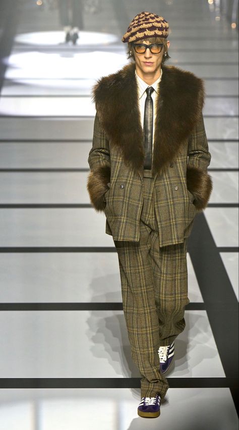 Men's Runway Fashion, Crazy Fashion Outfits Runway, Dandy Fashion Man, Men’s Fashion Week, 70s Black Men Fashion, Gucci Runway Outfits, Extravagant Mens Fashion, Unique Fashion Men, Mens Maximalist Fashion