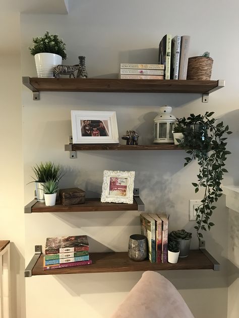 Brown Shelves, Floating Shelf Decor, Cute Rooms, Room Decoration Ideas, Shelves In Bedroom, House Room, Diy Room, Shelf Decor, Room Diy