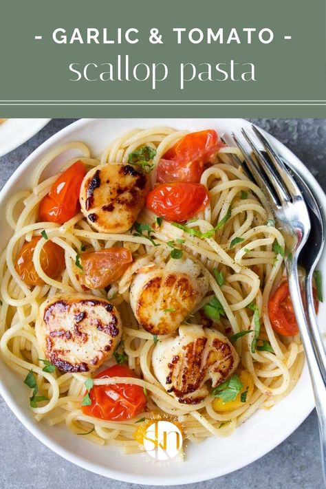 This seared scallop pasta with garlic, fresh herbs, and tomatoes is a simple yet sophisticated dinner idea that is incredibly easy to make. Scallop Recipes Pasta, Kay Nutrition, Pasta With Garlic, Scallop Pasta, Seared Scallops, Scallop Recipes, Garlic Pasta, Scallops Seared, Healthy Pasta Recipes