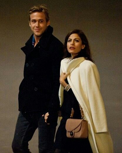 Ryan Gosling Kids, Ryan Gosling Eva Mendes, Eva Mendes Hair, Eva Mendes Style, Eva Mendes And Ryan, Interracial Couple Photography, Night In Paris, Interacial Couples, Райан Гослинг