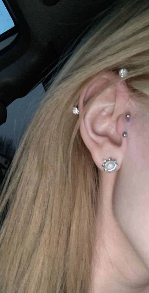 Surface Piercing Ear, Loaded Ear Piercing, Fake Tragus Piercing, Tragus Aesthetic, Surface Tragus Piercing, Tragus Tattoo, Tragus Piercing Pain, Felicity Smoak Piercing, Surface Tragus