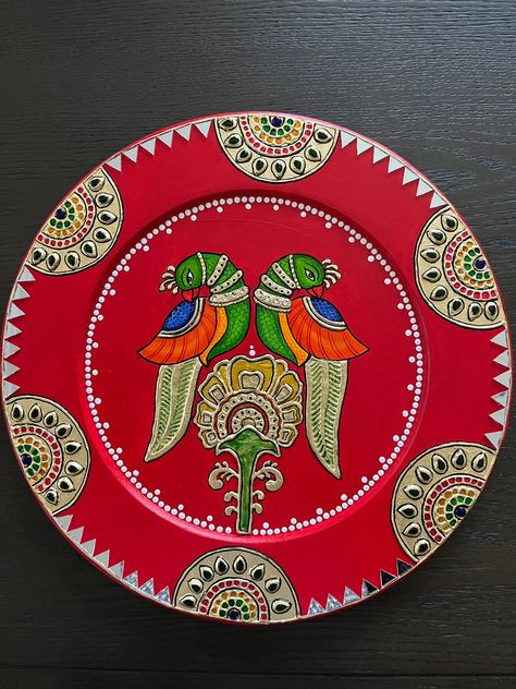 Peacock Wall Decor, Indian Traditional Paintings, Mural Art Design, Rangoli Side Designs, Fabric Painting Techniques, Boho Art Drawings, Peacock Painting, Pichwai Paintings, Wooden Plate