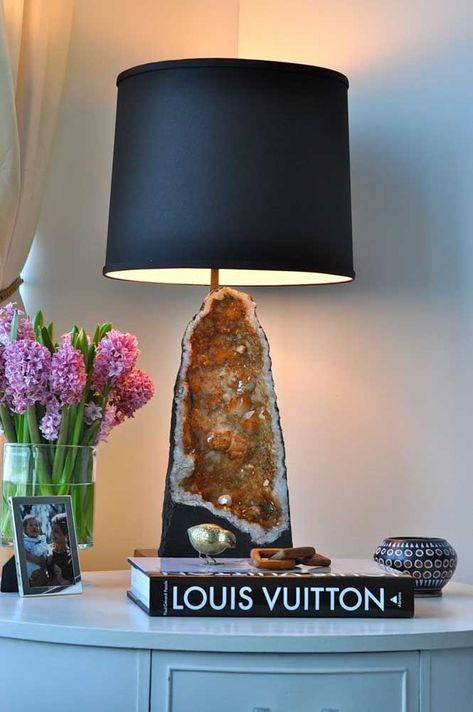 How To Use Crystals In Decorations Geode Decor, Decoration Originale, Crystals In The Home, Crystal Lamp, Boho Interior, Crystal Decor, Home Decor Tips, 인테리어 디자인, Feng Shui