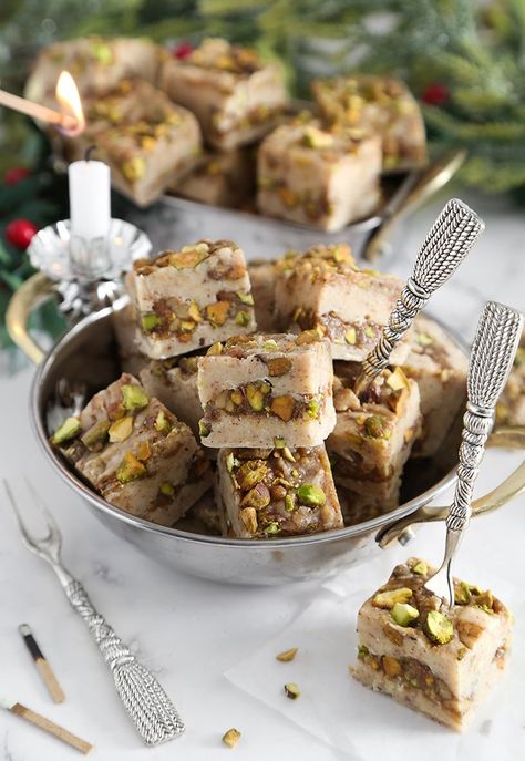 Baklava Inspired Desserts, Baklava Fudge, Arab Sweets, Arabic Desserts, Baklava Recipe, Kolaci I Torte, Dessert Aux Fruits, Almond Bark, Honey Nut