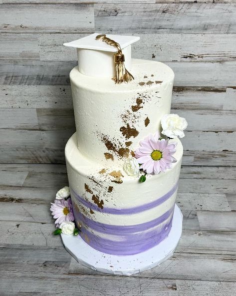 Wedding Cakes Dog, White Graduation Cap, Graduation Cake Designs, Graduation Treats, Graduation Desserts, Tiered Cake Design, Gold Graduation Party, School Cake, Purple And White Flowers