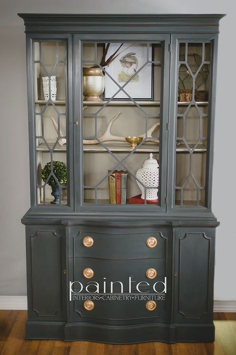 China cabinet painted in custom mix of Annie Sloan Graphite and French Linen and a mix of Old White and French Linen on the inside. Painted by Kayla Payne http://www.paintedbykaylapayne.com/2016/04/04/china-cabinet-in-annie-sloan-chalk-paint/ China Cabinet Painted, China Cabinet Redo, Annie Sloan Graphite, Antique China Cabinets, Painted China Cabinets, Redo Cabinets, Chalk Paint Ideas, Annie Sloan Paints, Chalk Painting