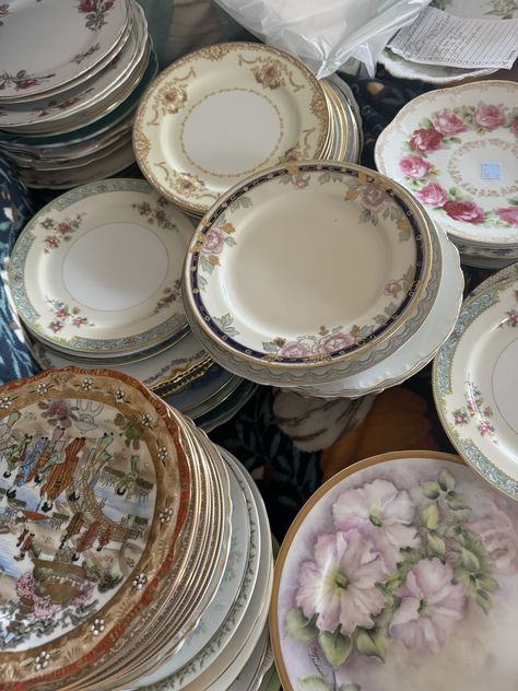 Vintage Dessert Plates Wedding, Bakery Bookstore, Vintage Plates Wedding, Vintage Teaset, Vintage Wedding Table Settings, Dishes Sets, Pretty Pottery, Vintage Wedding Table, Vintage Dessert