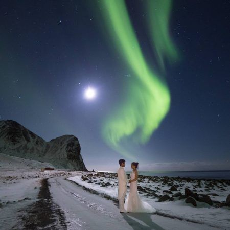 Wedding photos under the northern lights. This shot was taken in Unstad in Lofoten Islands. Want such shots? Head over to our website and book: www.arcticdestinationwedding.com Arctic Wedding, Northern Lights Wedding, Aurora Borealis Wedding, Eloped Wedding, Norway Wedding, Aurora Wedding, Norway Winter, Scandinavian Wedding, Alaska Wedding