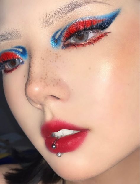 Red Blue Eye Makeup, Red And Blue Eyeliner, Sea Inspired Makeup, Blue And Red Makeup Looks, Makeup Red Hair Blue Eyes, Red And Blue Makeup Looks, Simple Colorful Makeup, Blue And Red Makeup, Full Color Makeup