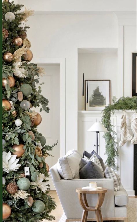 Olive And Gold Christmas Tree, Earth Tones Christmas Tree, Modern Organic Christmas Tree, Christmas Tree Inspo Red, Small Christmas Tree Ideas Decoration, Christmas Tree 2023 Trends, Earth Tone Christmas Tree, Christmas Tree Decor Ideas 2023 Trends, Eucalyptus Christmas Tree