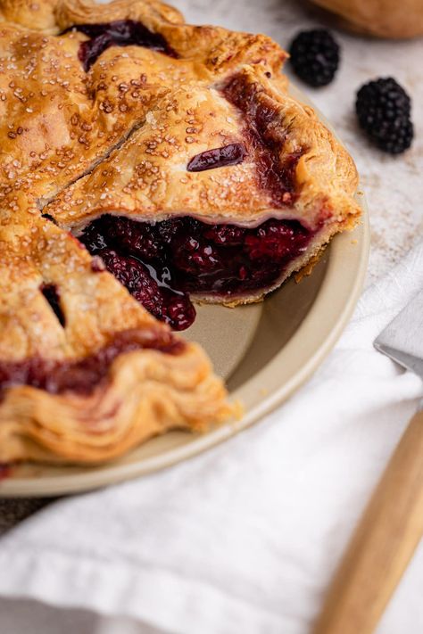 This warmly Spiced Blackberry Pie merges the best of two seasons. Delicious, juicy blackberries are tucked inside a flaky crust and spiced just right with cinnamon, allspice, ginger and a touch of cloves. Bumbleberry Pie, Blackberry Pie, Berry Pie, Pie Crust Recipes, Fruit Pie, Summer Gathering, Sweet Pie, Köstliche Desserts, Fruit Desserts