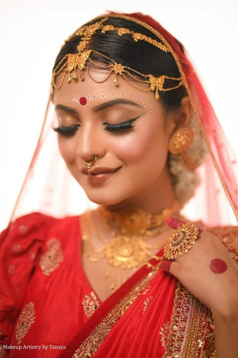 Bridal Look With Matha Patti, Bengali Bride Kolka Design, Bengali Bride Hairstyle, Bengali Bride Traditional Look, Gold Matha Patti, Matha Patti Bridal, Matha Patti Hairstyles, Red Blouse Design, Paranormal Stories