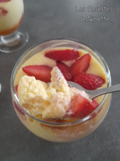 Mousse vanillée au Skyr et aux fraises Dessert Leger, Mousse Dessert, Fruit Desserts, Whey Protein, Grasses, Flan, Fruit Salad, Weight Watchers, Gluten Free Recipes