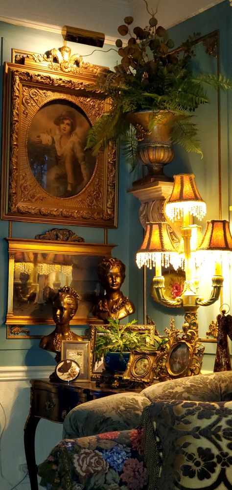 Old World Maximalism, Dark Academia French Country, Antique Maximalist Decor, Victorian Decorating Ideas Vintage, Antique Maximalism, Green Academia Room, Eclectic Mansion, Green Victorian Bedroom, Victorian Home Aesthetic