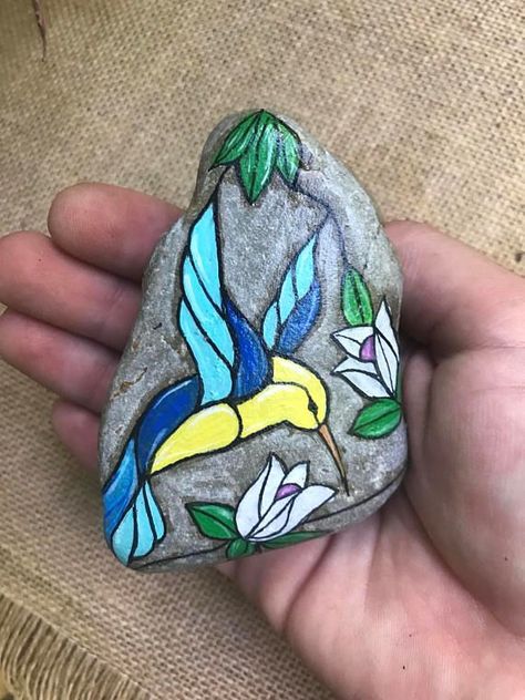 Painted Rocks For Garden, Creative Garden Ideas, Rocks Garden, Summer Rocks, Rocks For Garden, Stone Mandala, Hummingbird Painting, Happy Stones, Rock And Pebbles