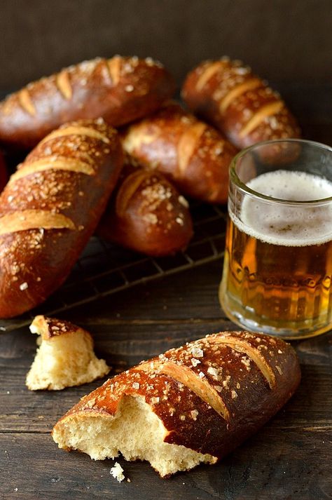 Beer pretzel hot dog buns Pretzel Hot Dog Buns, Pretzel Hot Dog, Beer Pretzels, Pretzel Bun, Bun Recipe, Monkey Bread, Beer Recipes, Bread And Pastries, Pretzels