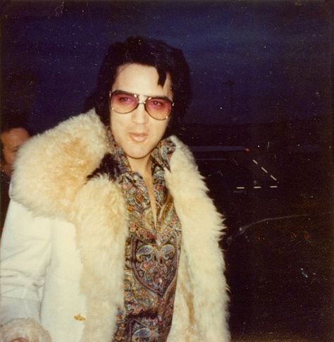 =TheSpiritOfElvisPresley= on Instagram: “Elvis in Hampton, Virginia—March 11,1974 wearing a very fluffy White Winter Coat.~~💛💛💛💛💛💛💛💛💛💛—By Betty Steele.” Coat With Fur Trim, Elvis Collectors, Elvis Presley Family, Elvis Jumpsuits, White Winter Coat, King Elvis Presley, Elvis In Concert, Elvis Presley Images, Coat With Fur