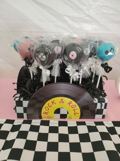 Music Cake Pops, 70s Theme Cake Pops, Retro Cake Pops, Rock And Roll Cake Pops, Disco Cake Pops, Record Cake, Festa Rock Roll, Grease Theme, Rockabilly Party