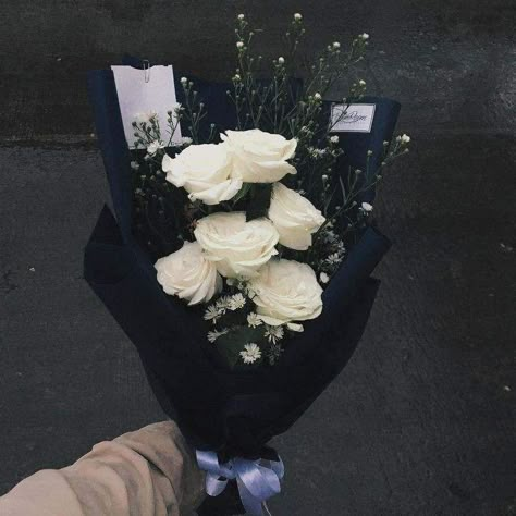 Bouquet Ideas For Men, Graduation Flowers Bouquet, Man Bouquet, Black Bouquet, Graduation Flowers, Flowers For Men, White Flower Bouquet, Diy Bouquet Wrap, Luxury Flower Bouquets