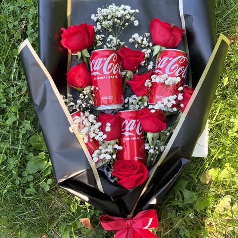 Coke with natural flowers bouquet 💐 Ramito natural con coca ❣️ - 🥤 - - #coke #soda #ramos #flowers #flower #bouquet #flowerbouquet #cute Homemade Gift Boxes, Natural Flowers, Homemade Gifts, Coca Cola, Flowers Bouquet, Flower Arrangements, Gifts For Friends, Coco, Gift Box