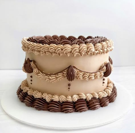 Vintage Cake Design Chocolate, Welcome Back Cake Designs, Cookies And Cream Cake Design, Vintage Cakes For Men, Vintage Chocolate Cake Decoration, Brown Birthday Cake Ideas, Brown And White Cake Design, Vintage Cake Chocolate, Chocolate Lambeth Cake