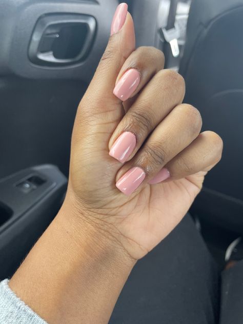 Pink Nails Ideas Black Women, Natural Dip Powder Nails Short, Classy Nails Black Women, Nude Nails Black Women, Nude Gel Polish, Peach Nail Polish, Short Red Nails, Rounded Acrylic Nails, Year Nails