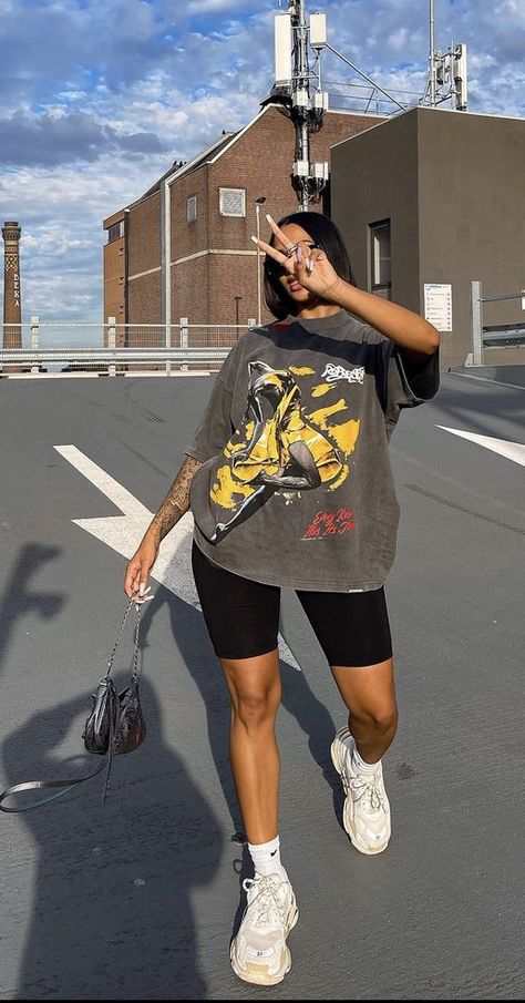 Comfy Date Outfit Summer, Summer Sneaker Outfits Women, Miami Streetwear, Women Summer Streetwear, Hot Day Outfit, Trip Fits, Shirt Ootd, Running Errands Outfit, Athleisure Outfits Summer