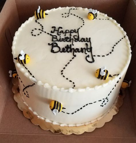 Bumblebees Cake Bee Cake Decorations, Simple Bee Cake, Bee Birthday Cake Ideas, Bumblebee Birthday Cake, Bee Cake Ideas, Bees Cake, Bumblebee Cake, Bee Birthday Cake, Cake Recipes Easy